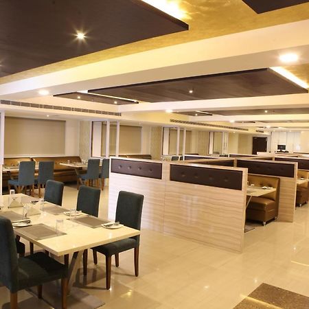 Nova Pride Hotel Haiderabad Buitenkant foto