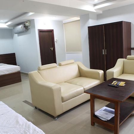 Nova Pride Hotel Haiderabad Buitenkant foto