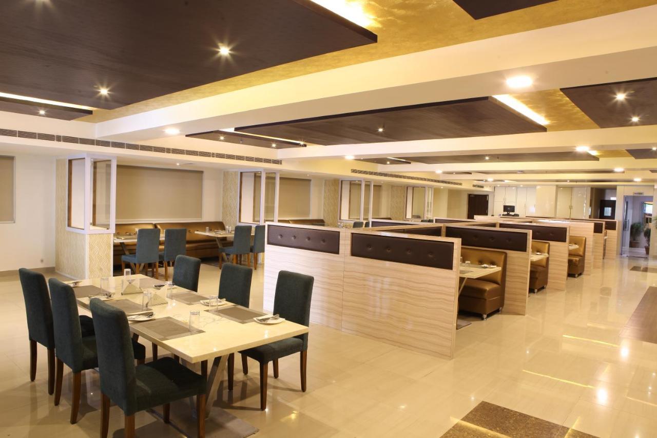Nova Pride Hotel Haiderabad Buitenkant foto