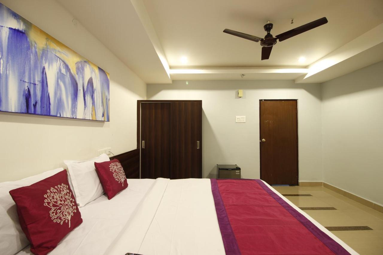 Nova Pride Hotel Haiderabad Buitenkant foto