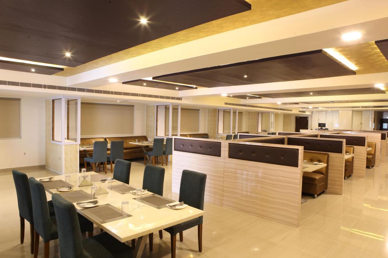 Nova Pride Hotel Haiderabad Buitenkant foto