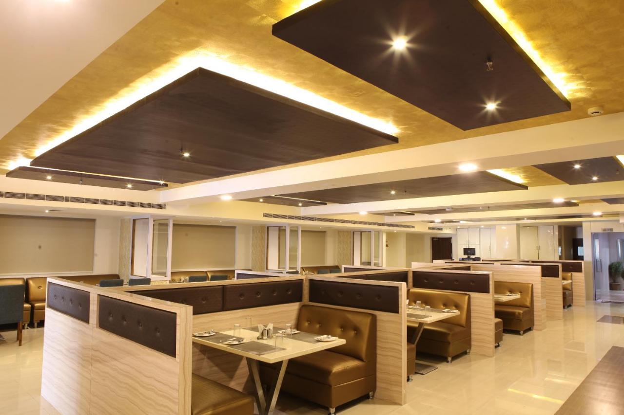 Nova Pride Hotel Haiderabad Buitenkant foto