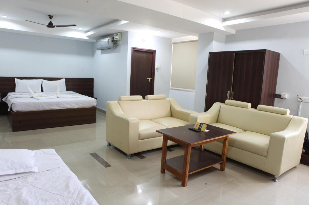 Nova Pride Hotel Haiderabad Buitenkant foto
