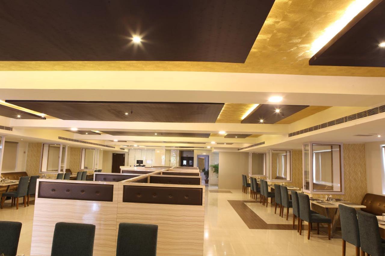 Nova Pride Hotel Haiderabad Buitenkant foto