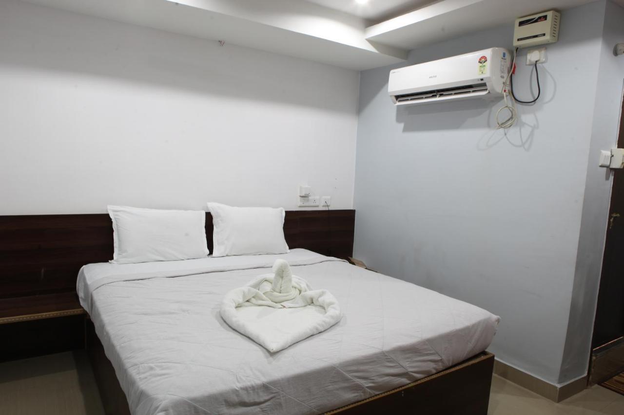Nova Pride Hotel Haiderabad Buitenkant foto