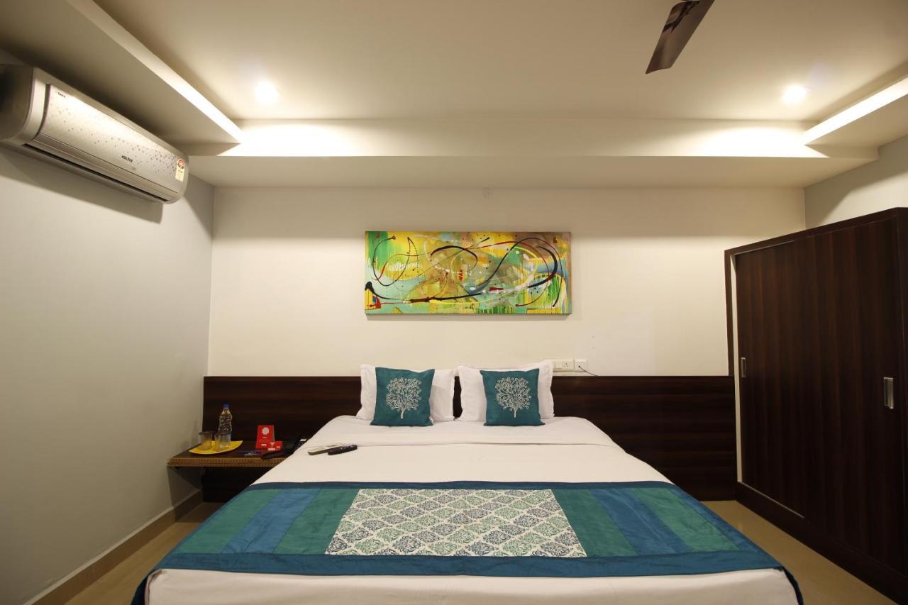 Nova Pride Hotel Haiderabad Buitenkant foto