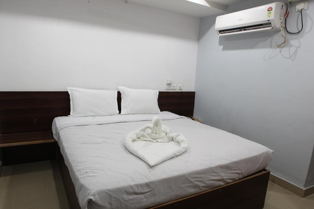 Nova Pride Hotel Haiderabad Buitenkant foto