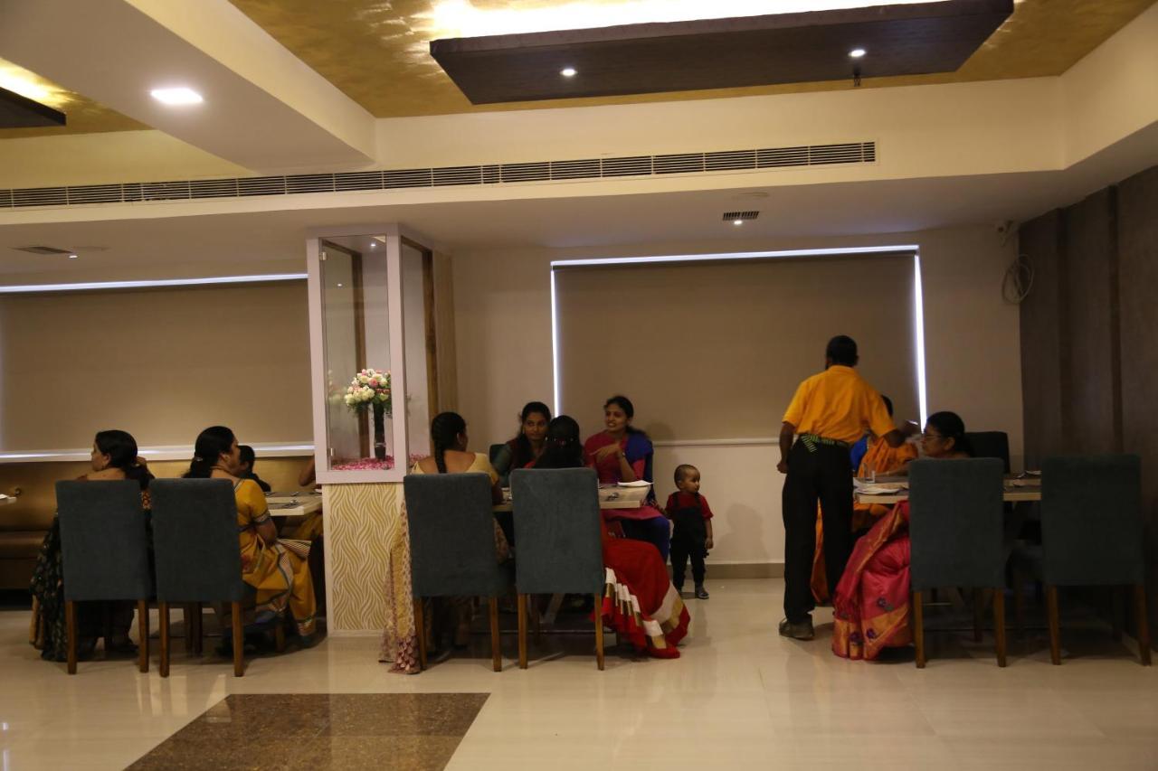 Nova Pride Hotel Haiderabad Buitenkant foto