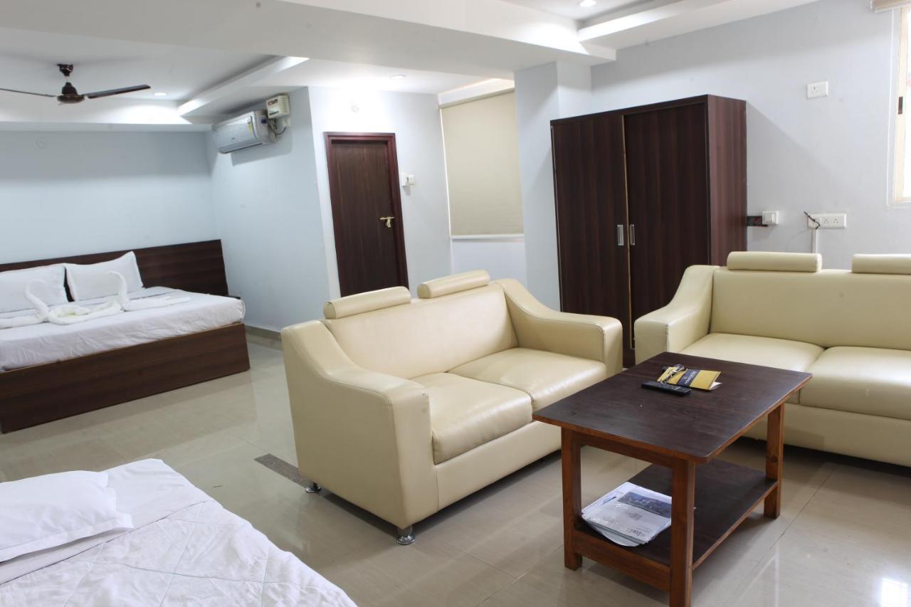 Nova Pride Hotel Haiderabad Buitenkant foto